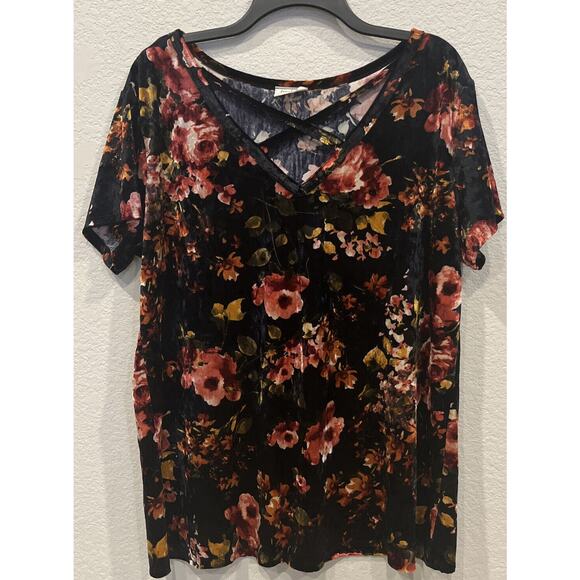 Free Kisses Floral Velvety Short Sleeve Top with Crisscross Neck Size 1X - Picture 1 of 2